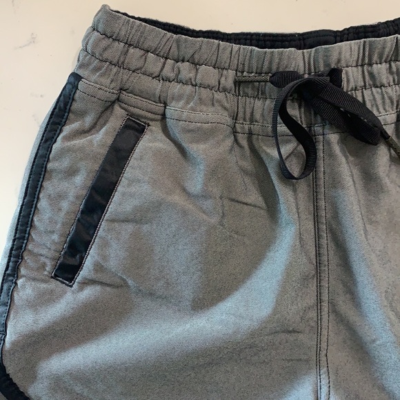 lululemon Varsity Shorts Unlined Grey/Black Sz4 - Picture 4 of 10